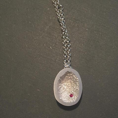 Colar &ldquo;Hollow&rdquo; com Banho de Ródio e Rubi