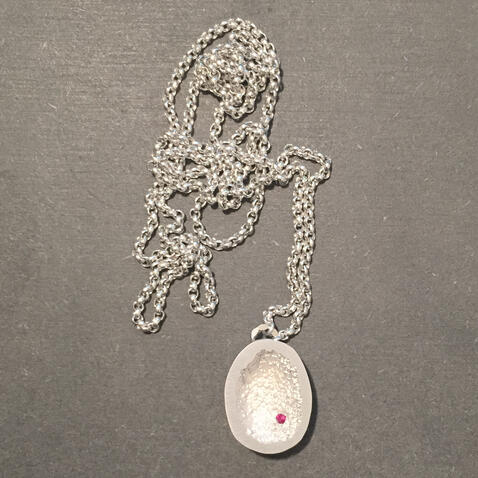 Colar &ldquo;Hollow&rdquo; com Banho de Ródio e Rubi