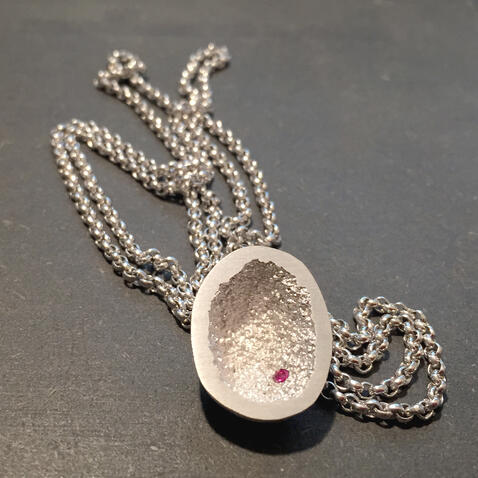 Colar &ldquo;Hollow&rdquo; com Banho de Ródio e Rubi