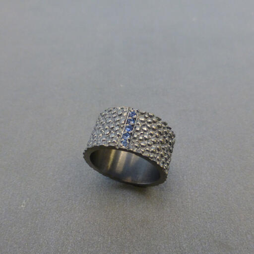 Aliança &ldquo;Bubble&rdquo; Negra com Safiras