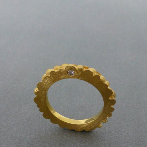 Aliança &ldquo;Drop&rdquo; Dourada com Diamante