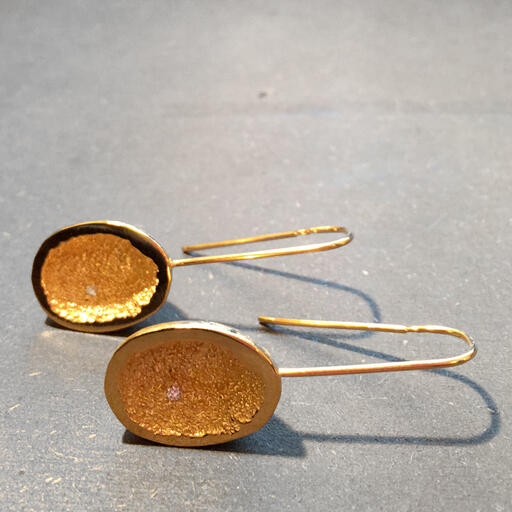 Brincos &ldquo;Hollow&rdquo; Dourado com Diamante Branco