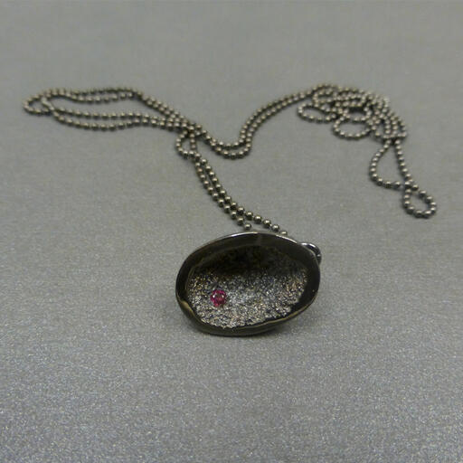 Colar &ldquo;Hollow&rdquo; Cinzento com Diamante Preto